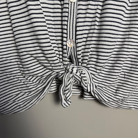 Aura Women's Button Up V-Neck Cropped‎ Black + White Top Waist Tie Beach Medium - Picture 3 of 13